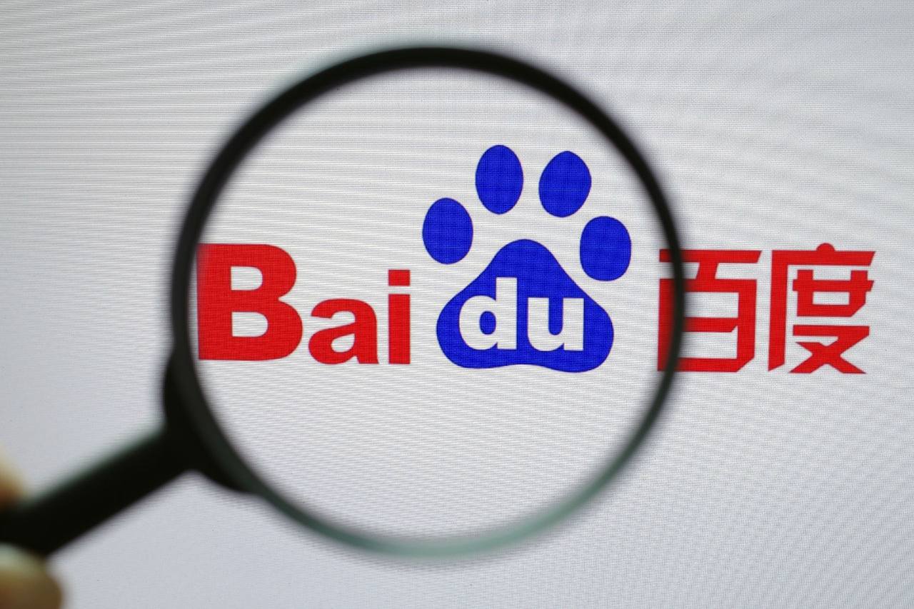 雷火电竞官网网站下载白百何拿三个手机回消息